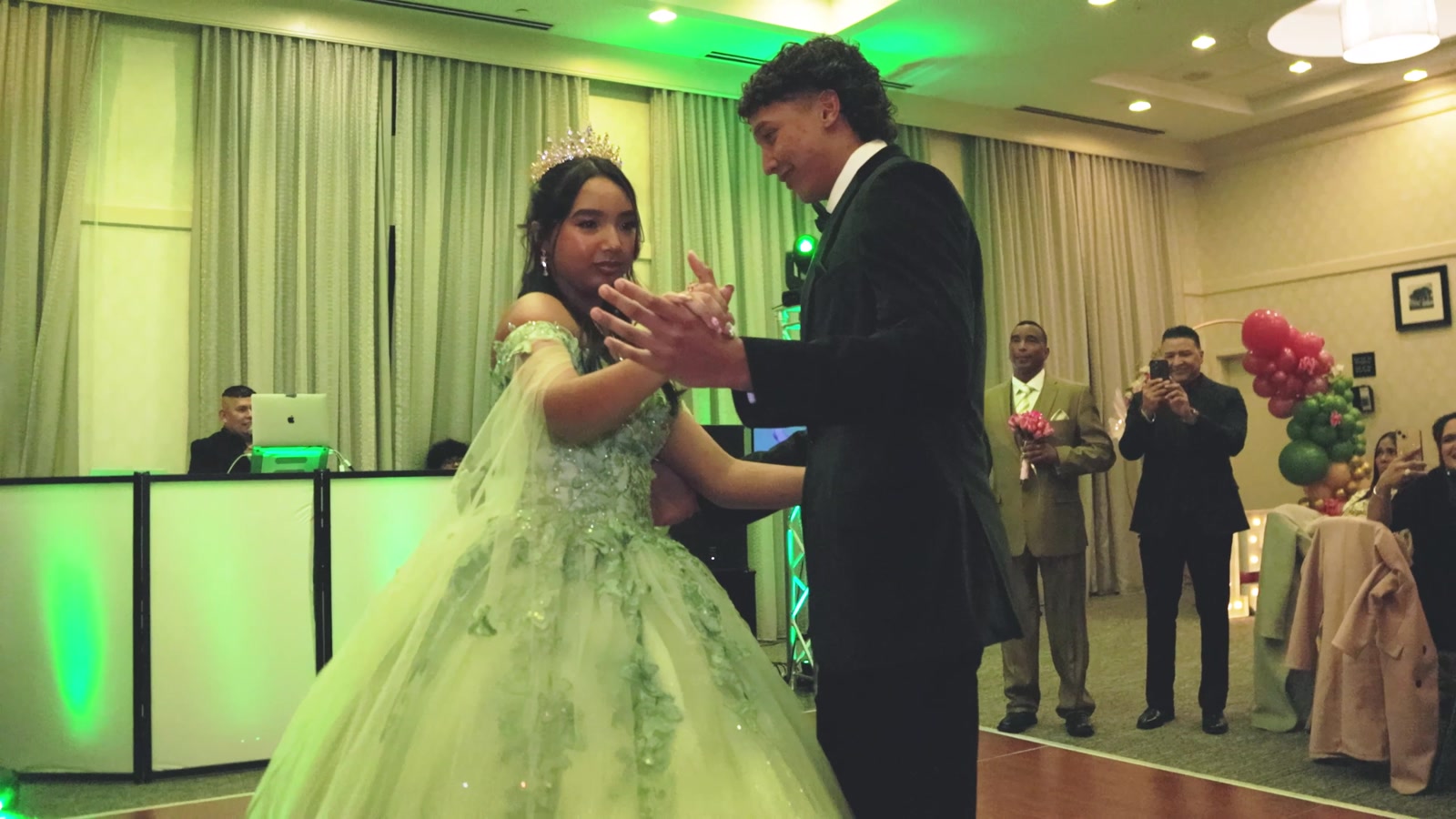 Camila bailando el vals con su chambelán en el salón